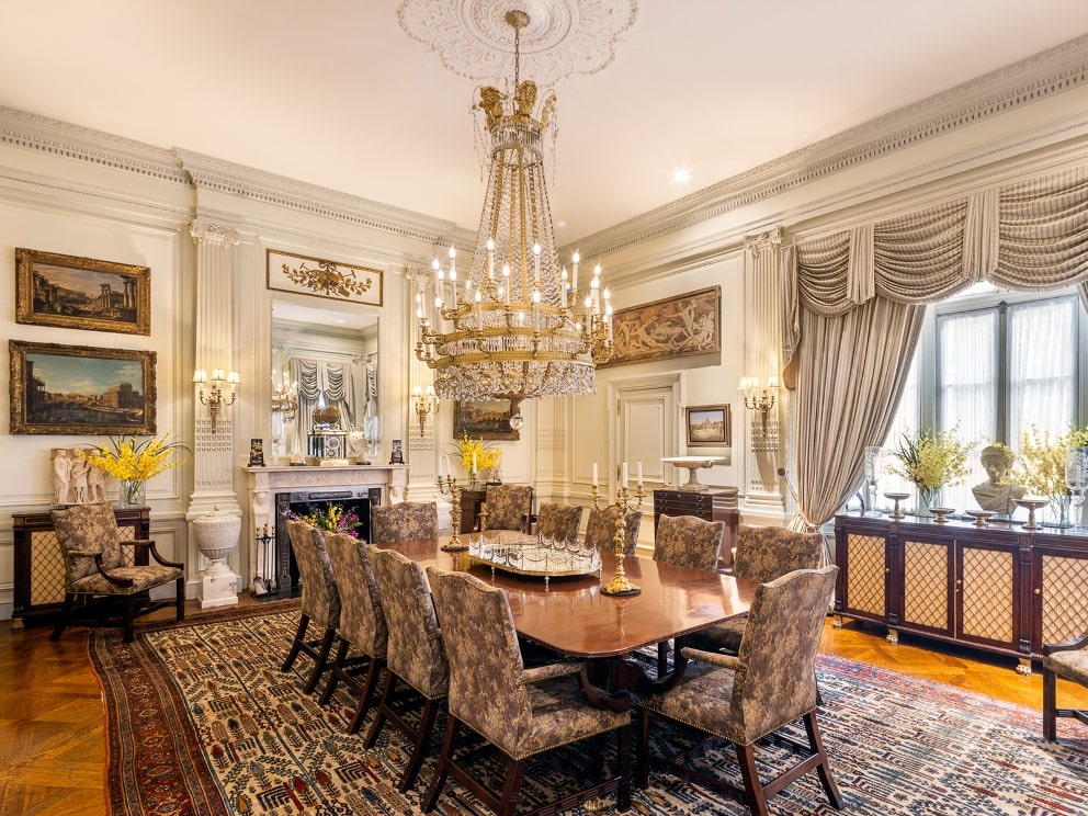 Pôvodné dubové podlahy, krištáľový luster a zložitý krb vytvárajú dramatické pozadie pre elegantné stretnutia a večere. S láskavým dovolením: Evan Joseph