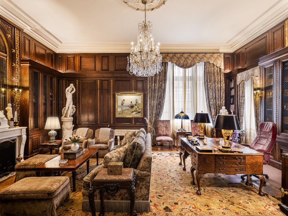 Bohaté drevené obloženie, umelecké diela na stenách a krb dodávajú pracovni nadčasový vzhľad. S láskavým dovolením: Evan Joseph