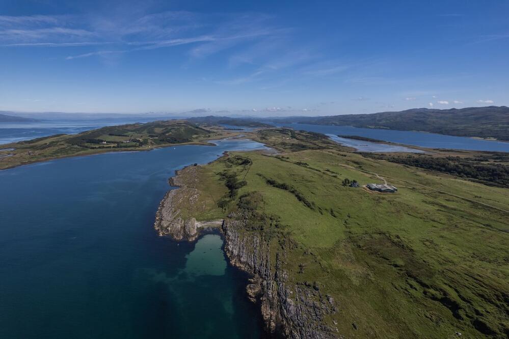 Škótsky majetok veľký ako 10 Hyde Parkov a s vlastným súkromným ostrovom si pýta 10.46 milióna libier